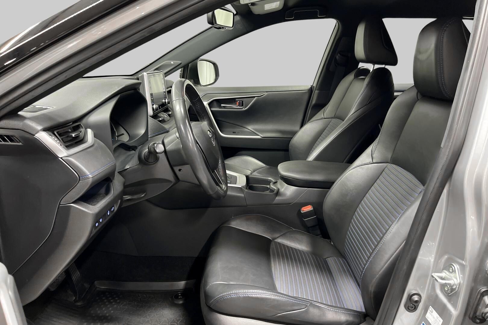 Toyota RAV4 iso kuva 8