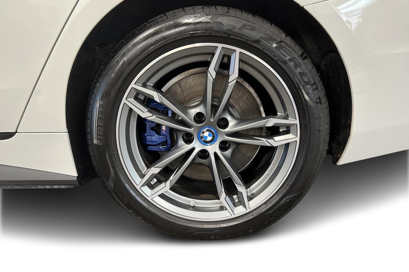 BMW i4 iso kuva 8