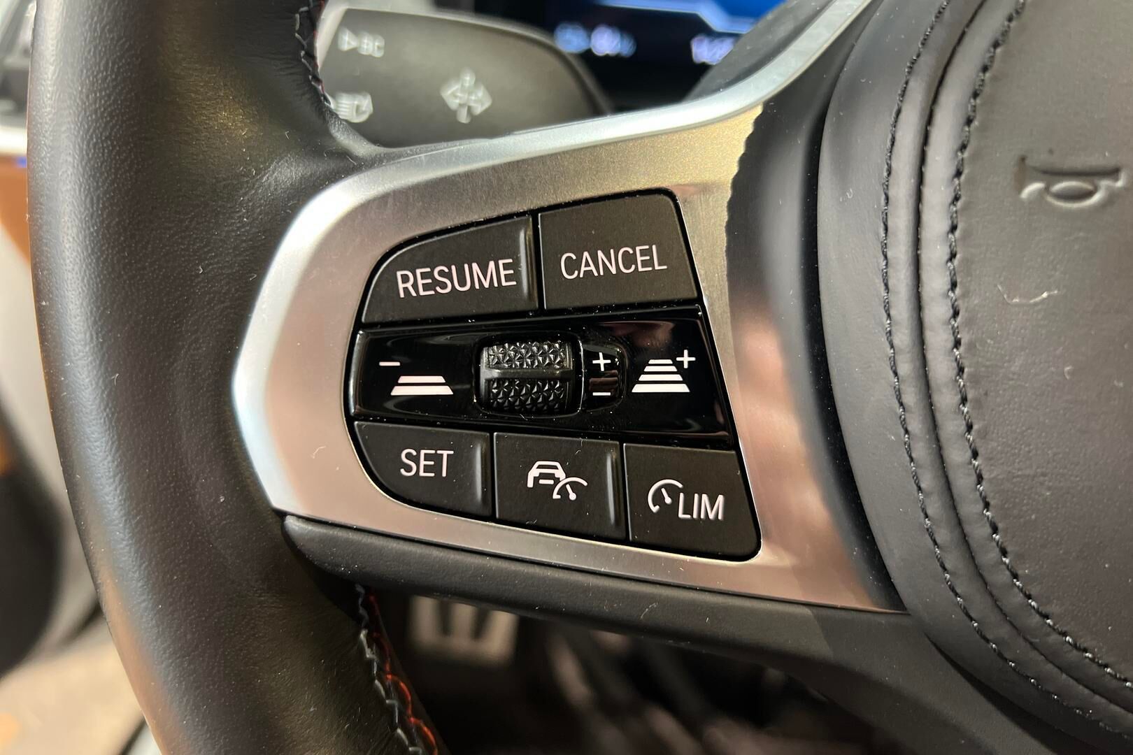 BMW i4 iso kuva 10