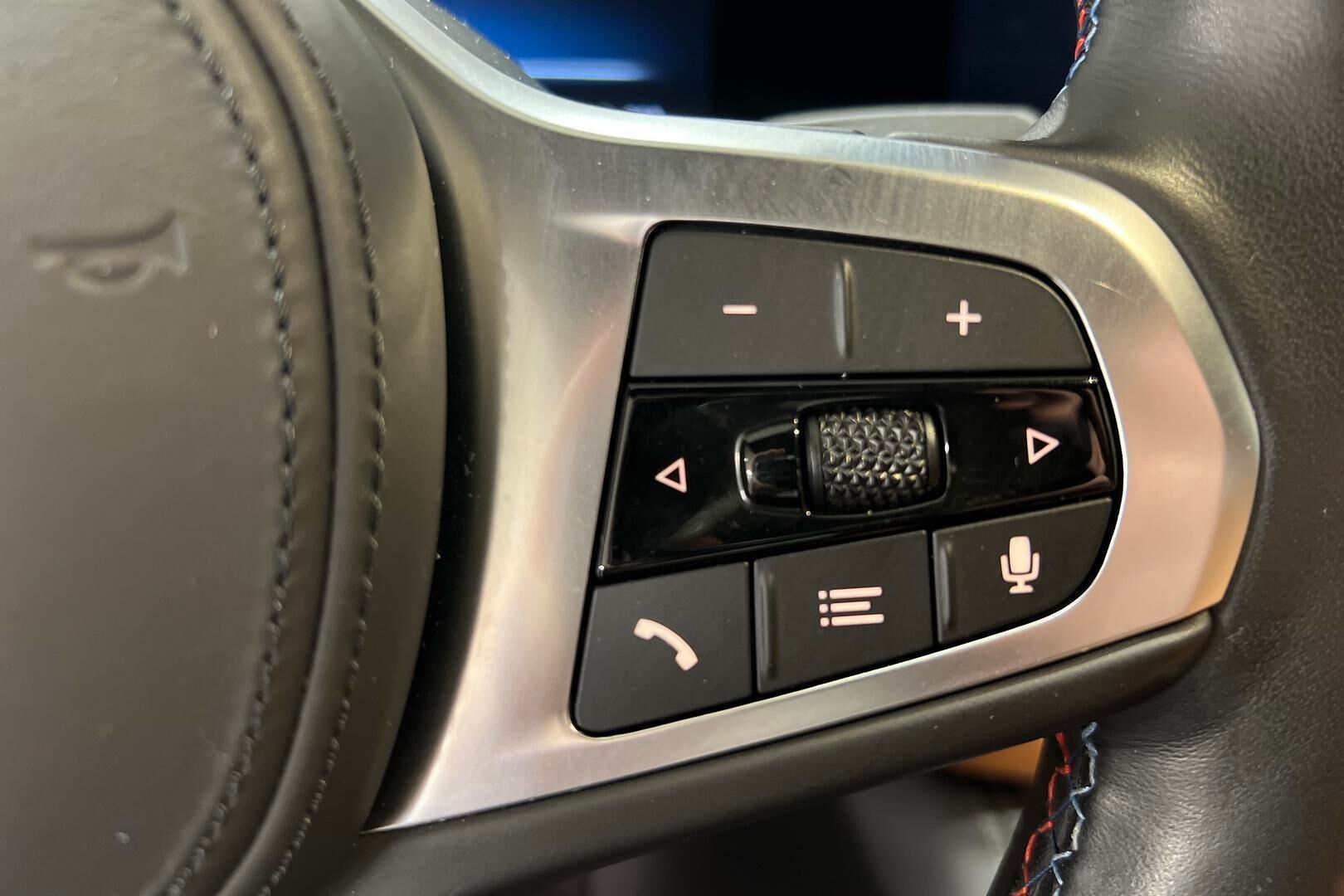 BMW i4 iso kuva 12