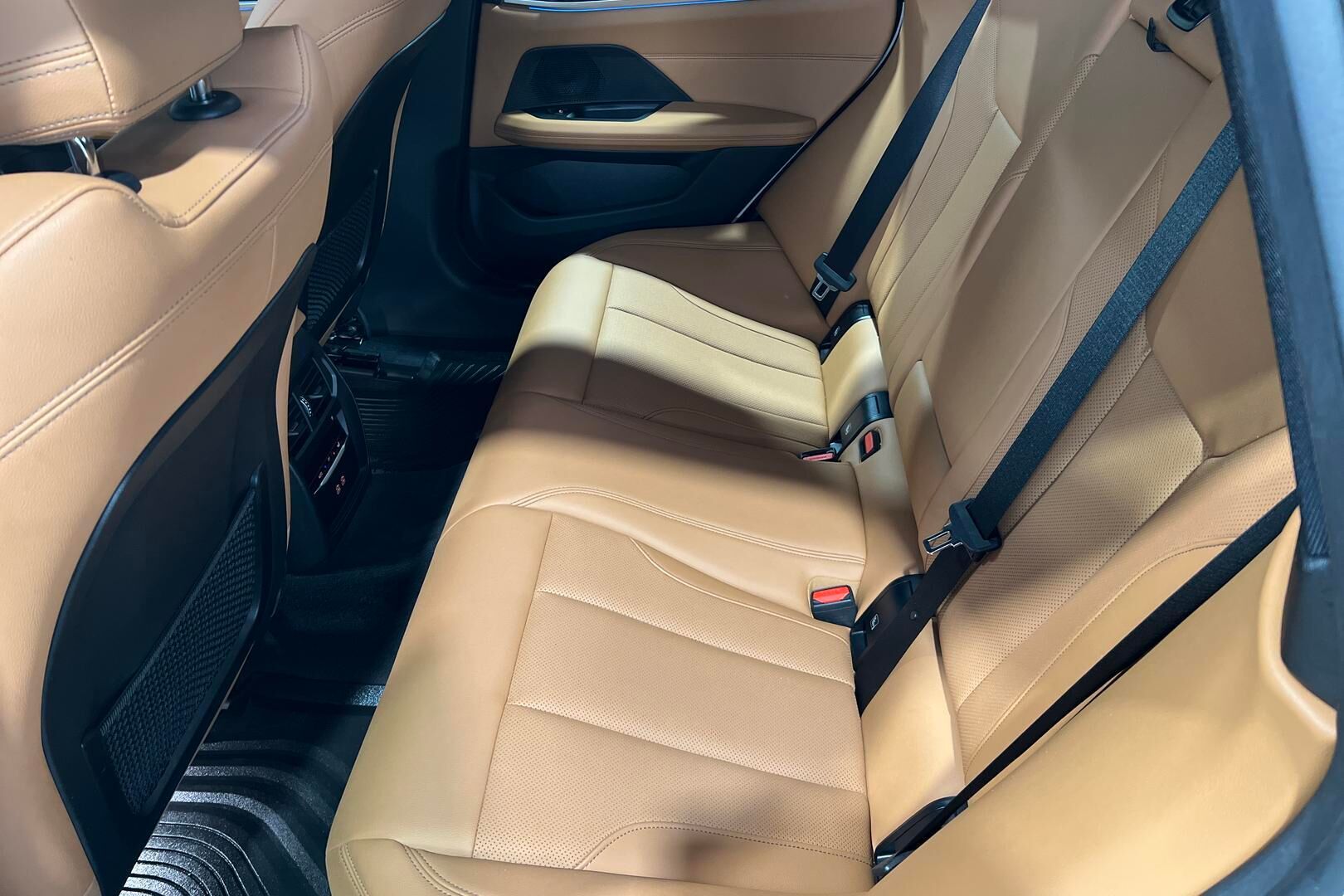 BMW i4 iso kuva 6