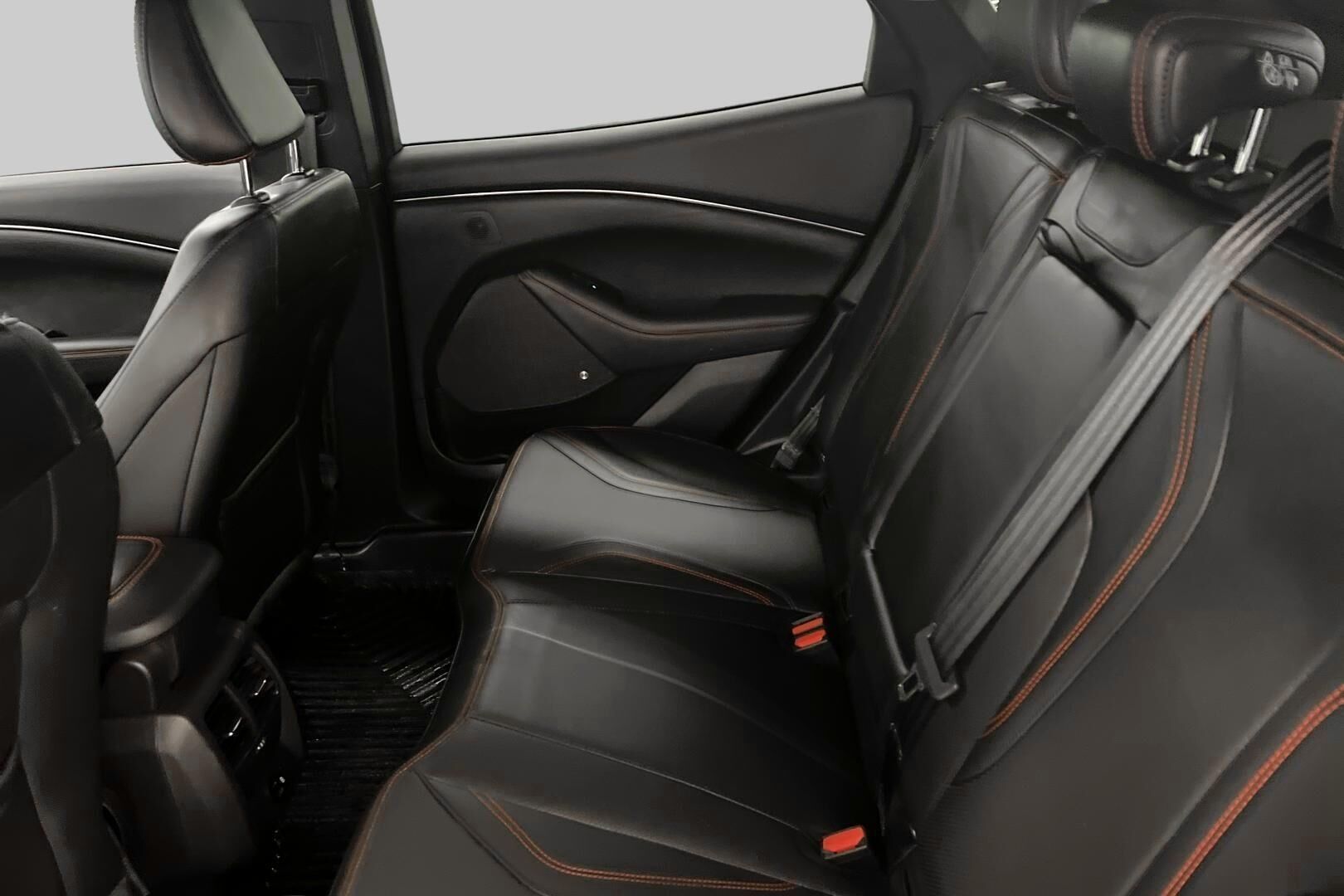 Ford Mustang Mach-E iso kuva 8