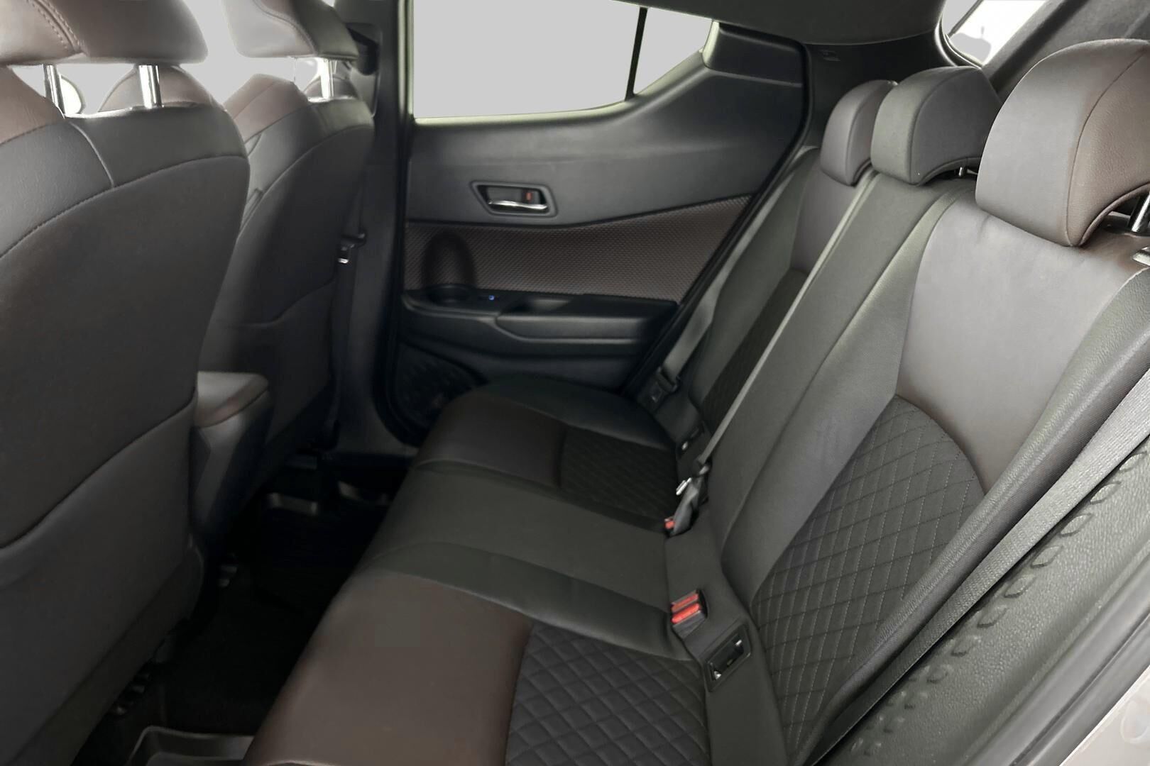 Toyota C-HR iso kuva 9