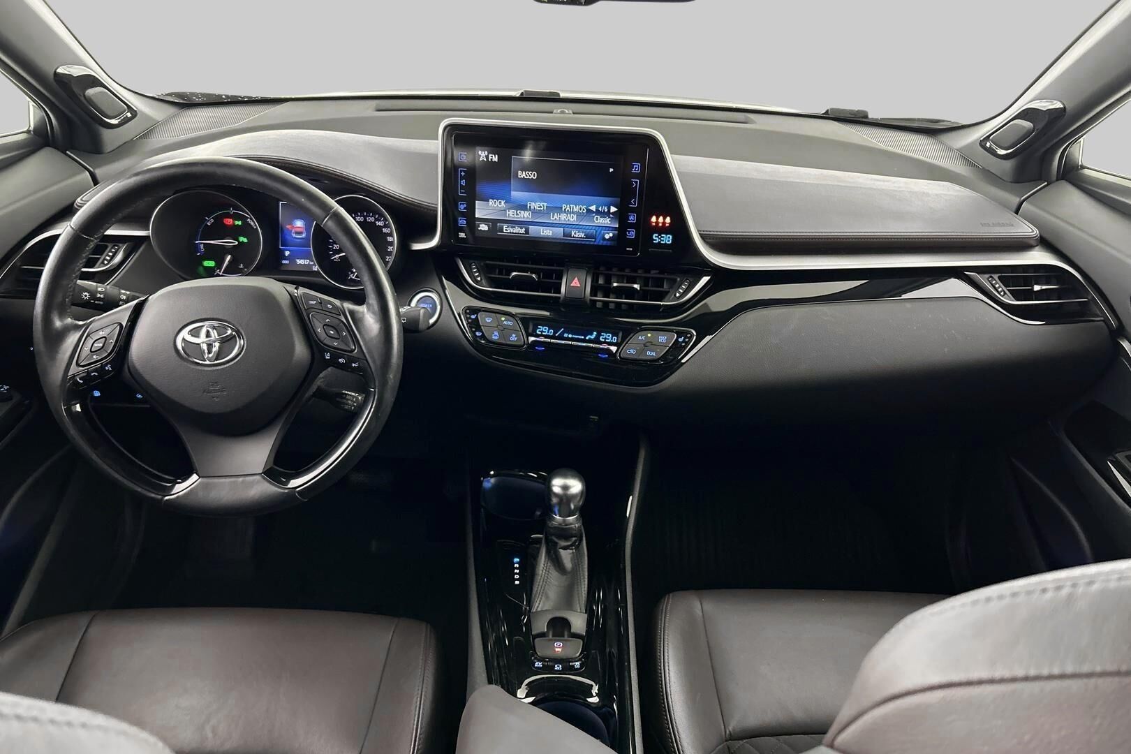 Toyota C-HR iso kuva 10