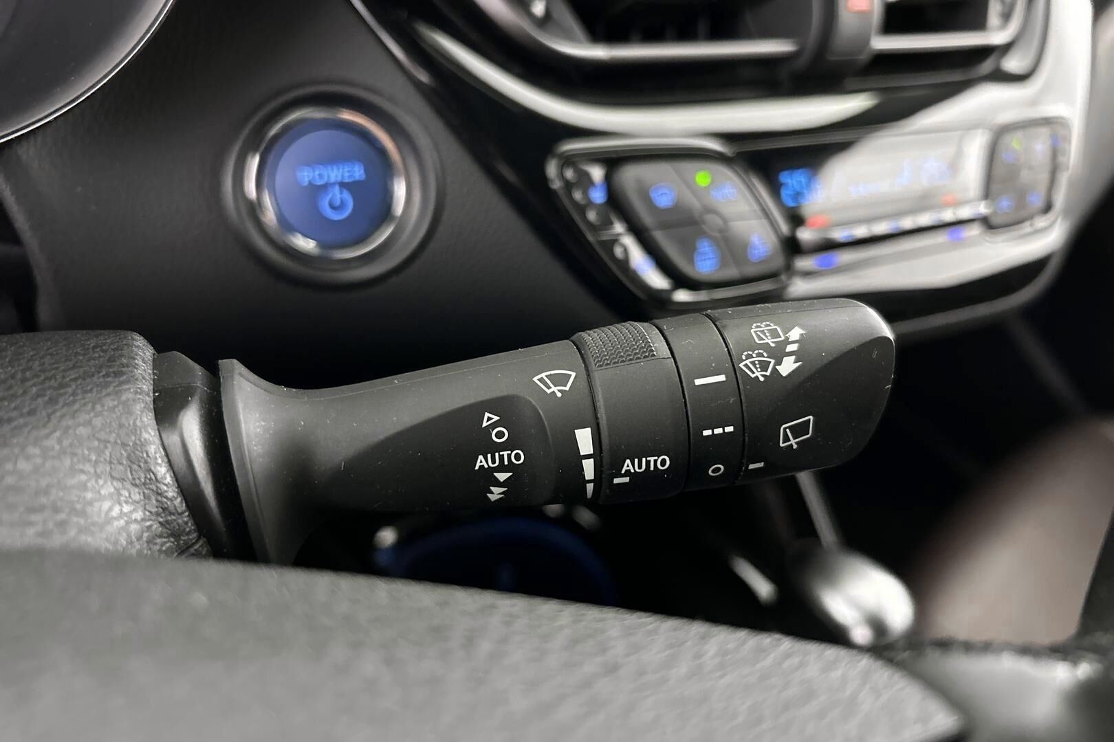 Toyota C-HR iso kuva 18