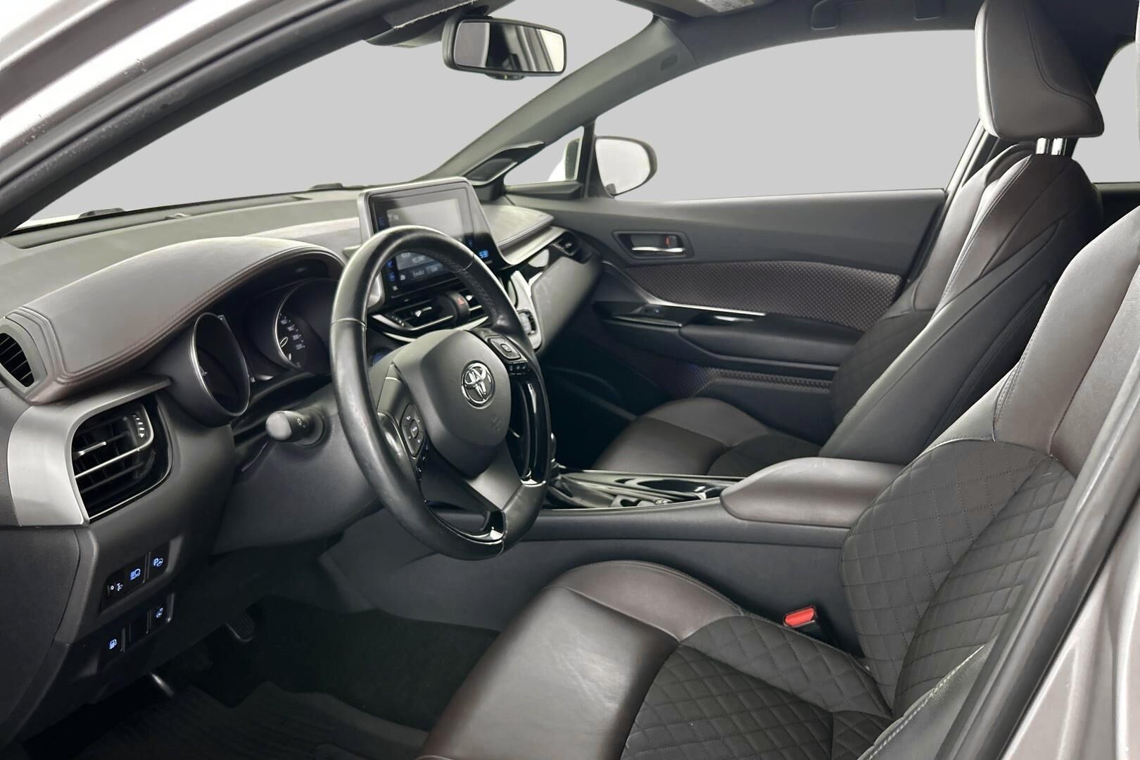 Toyota C-HR iso kuva 8