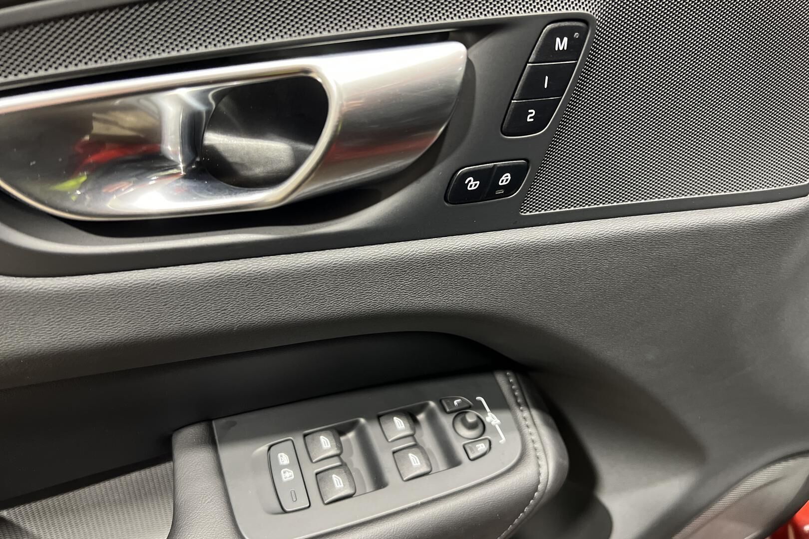 Volvo XC60 iso kuva 10