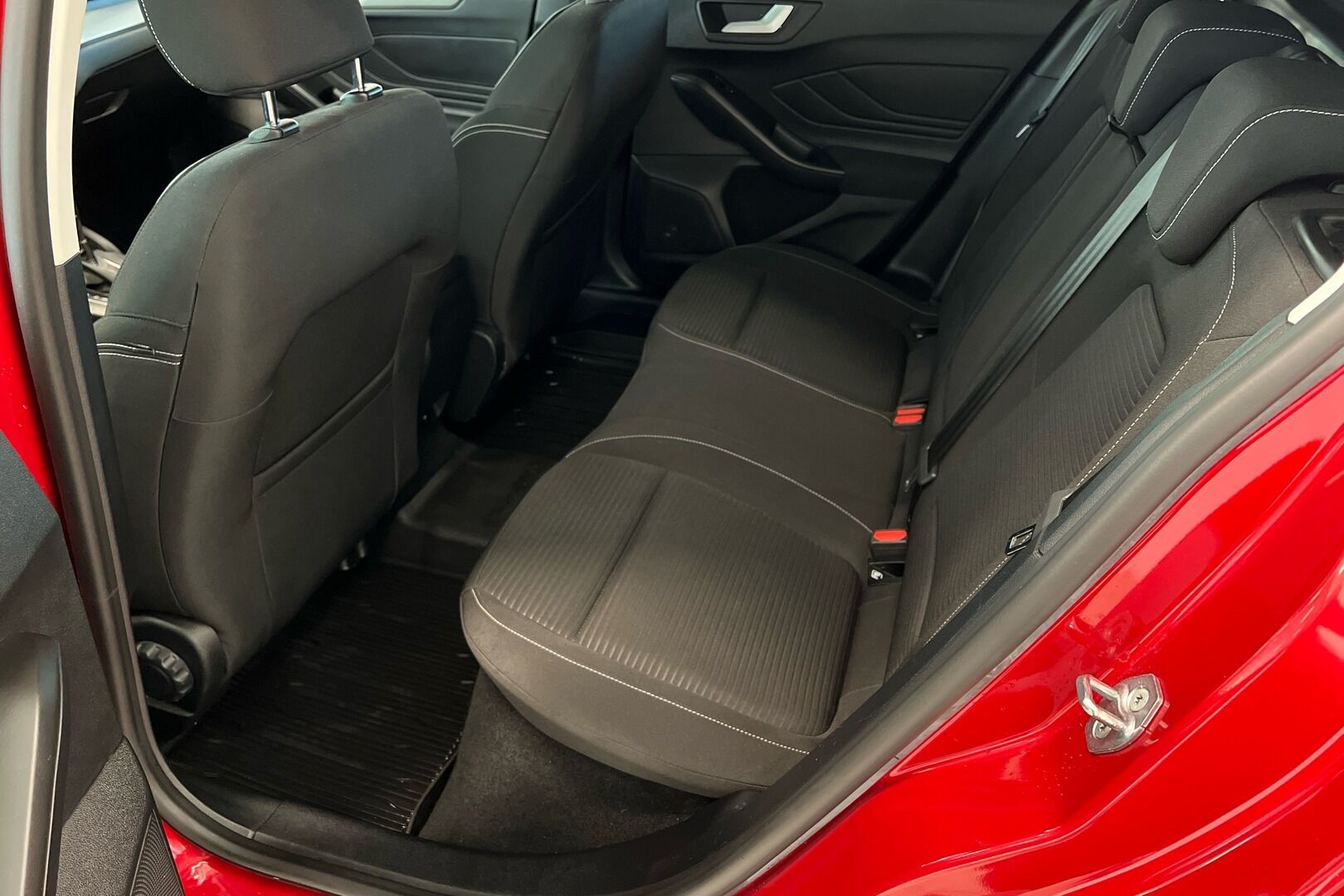 Ford Focus iso kuva 8
