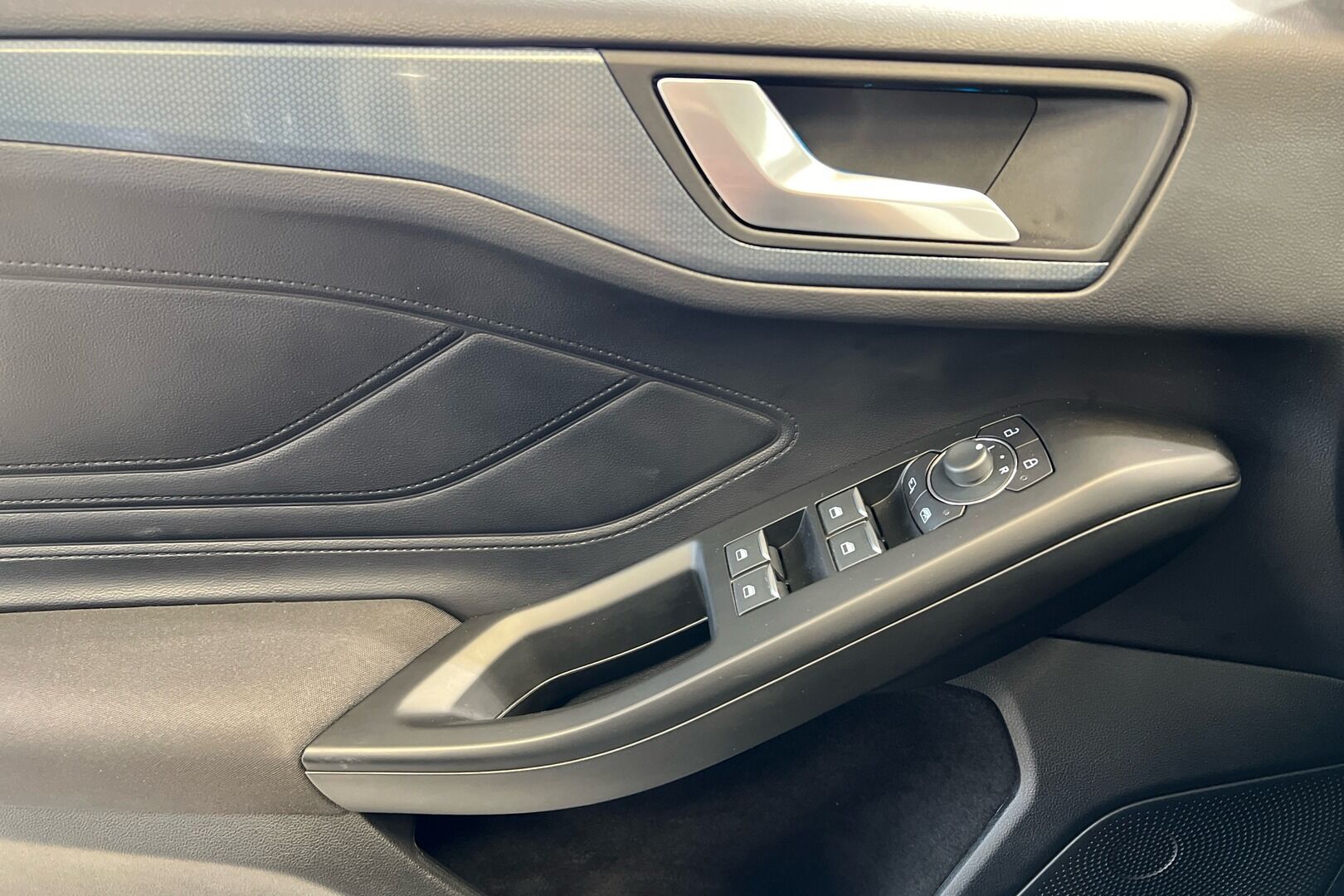 Ford Focus iso kuva 23