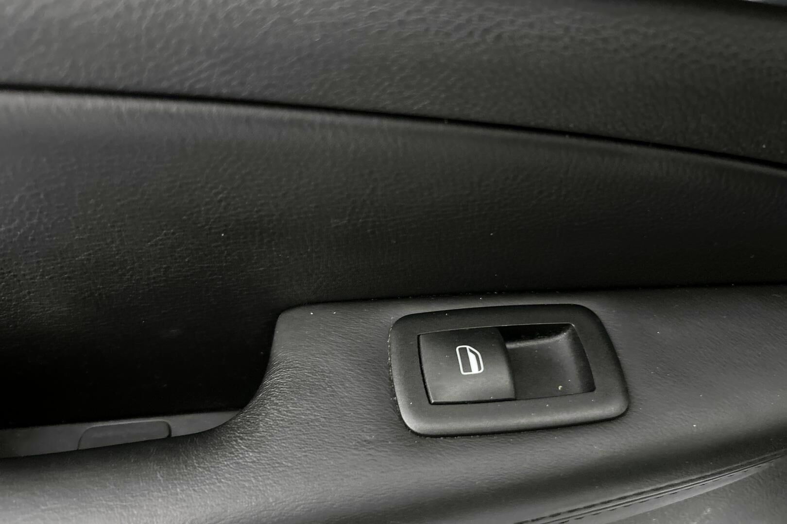 Jeep Grand Cherokee iso kuva 14