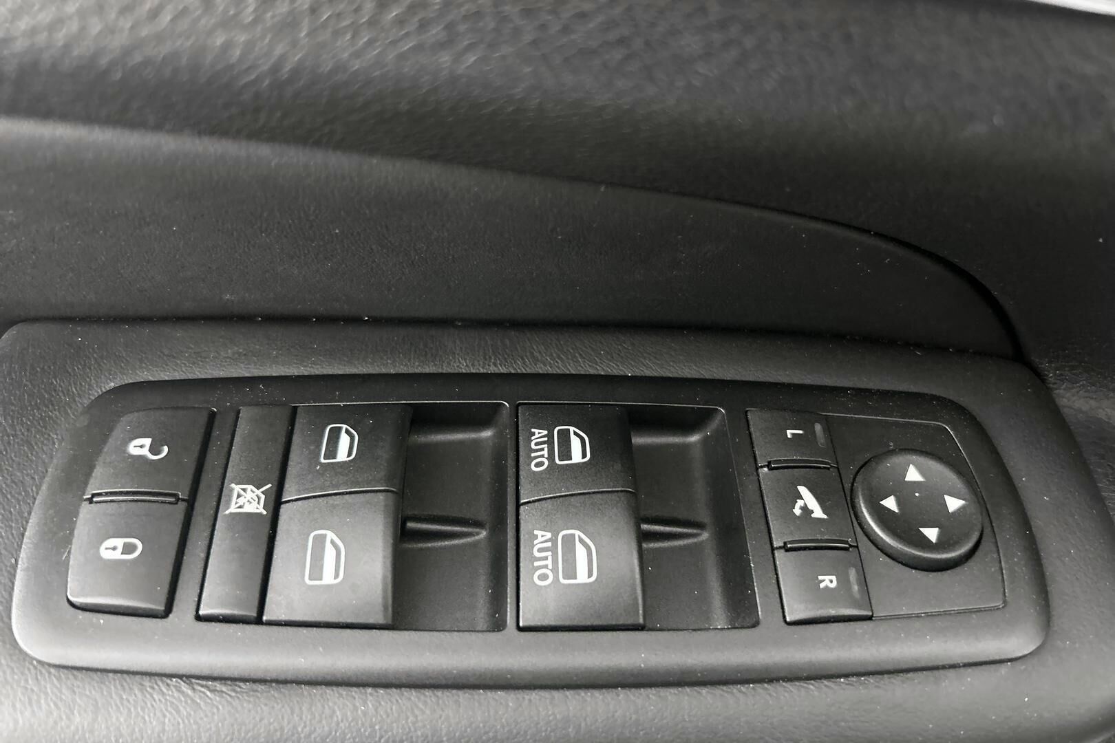 Jeep Grand Cherokee iso kuva 17