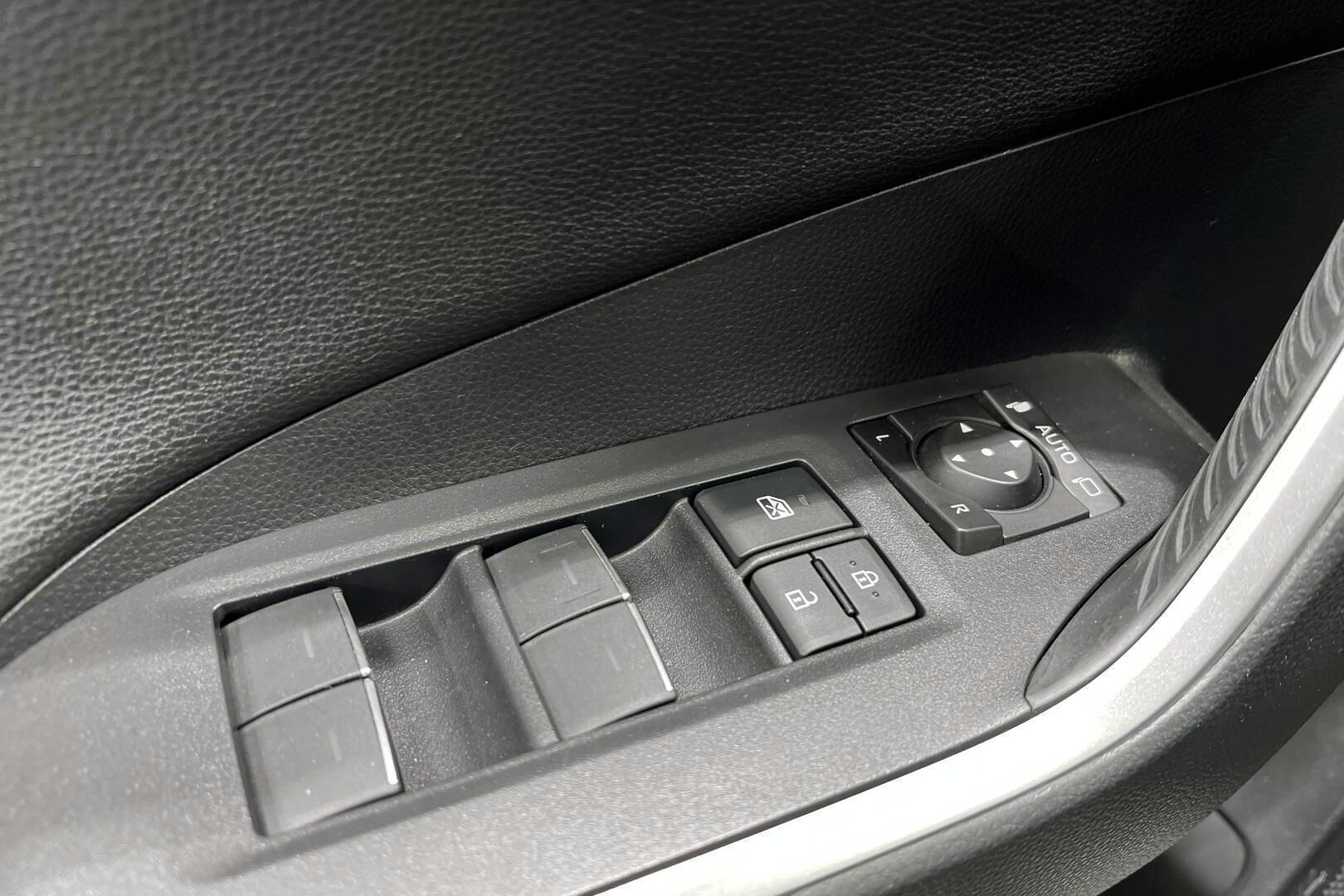 Toyota RAV4 Plug-in iso kuva 28