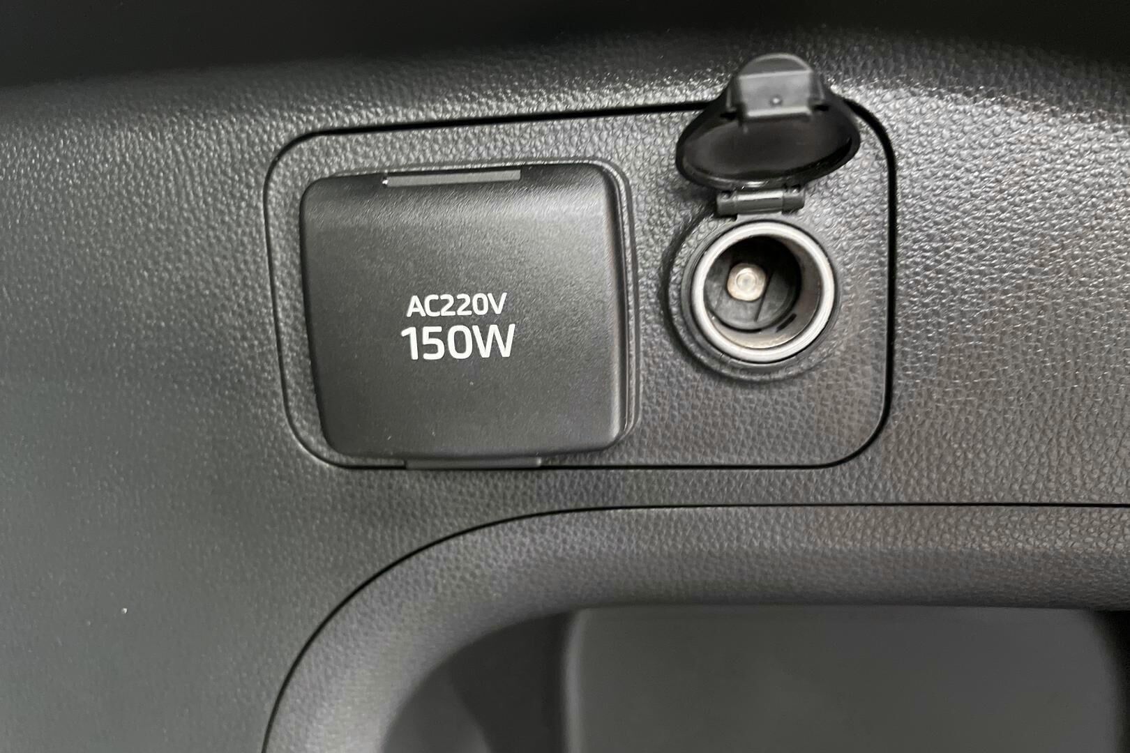 Toyota RAV4 Plug-in iso kuva 35