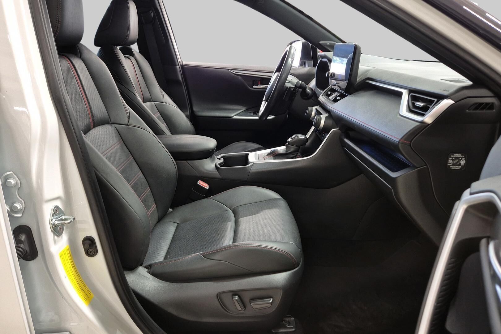 Toyota RAV4 Plug-in iso kuva 9