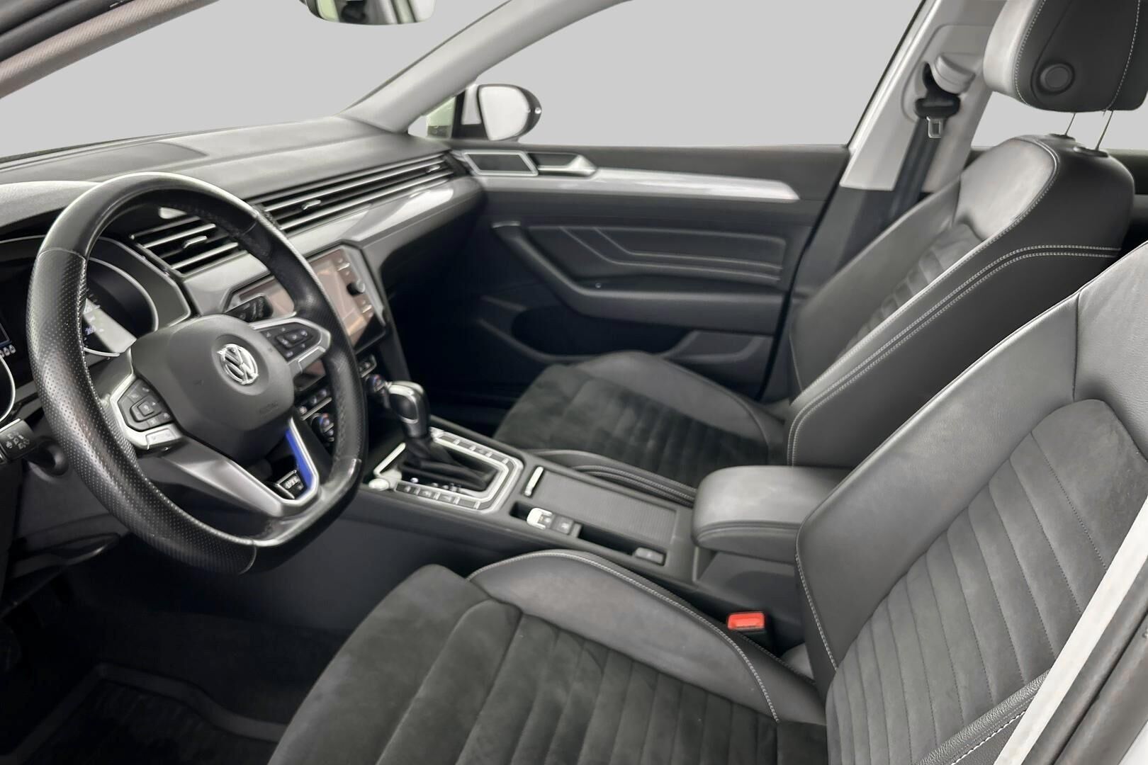Volkswagen Passat iso kuva 9