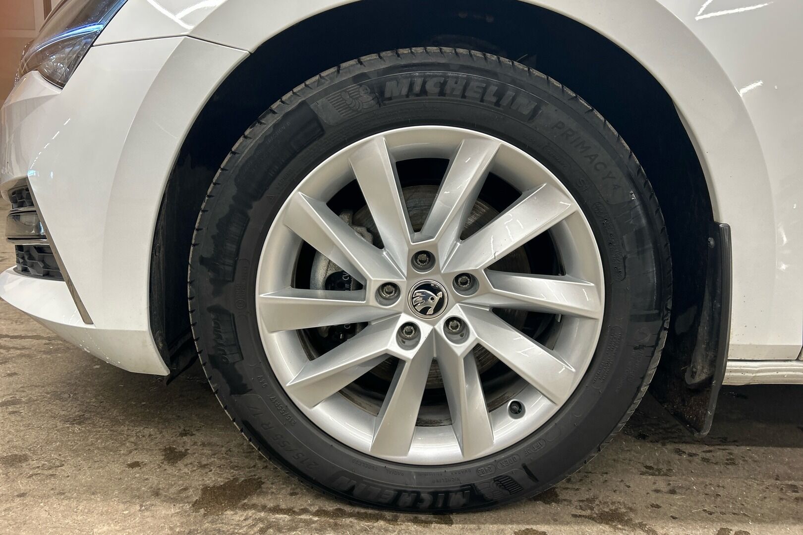 Skoda Superb iso kuva 10