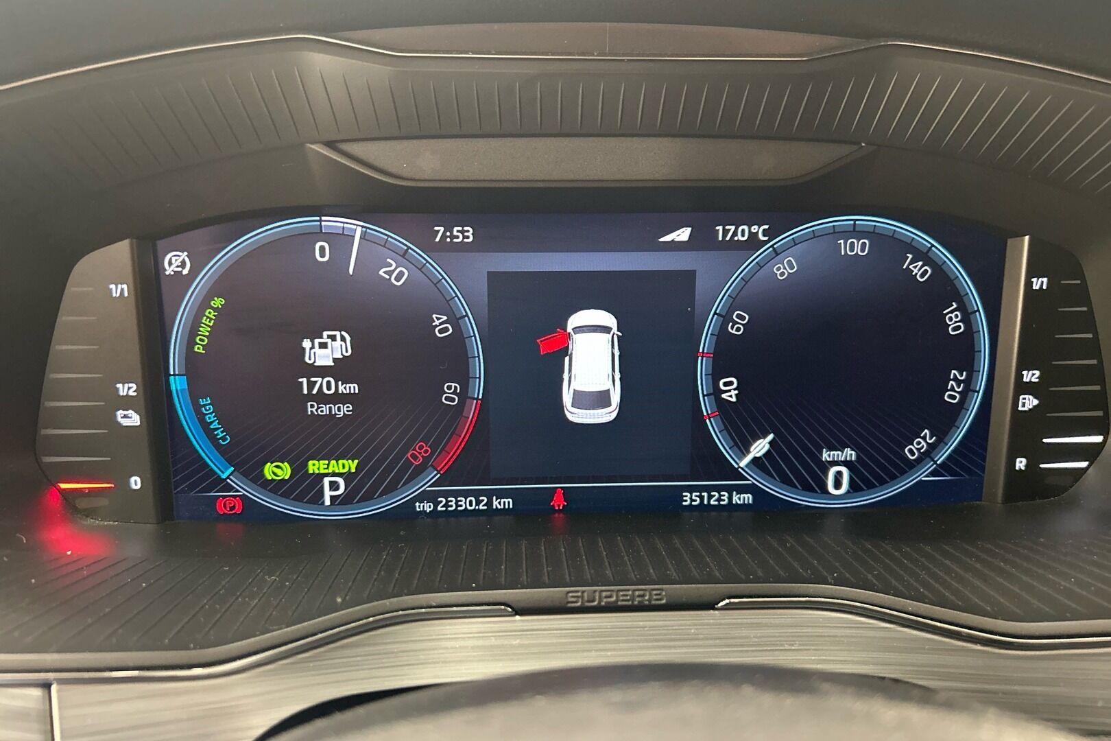Skoda Superb iso kuva 14