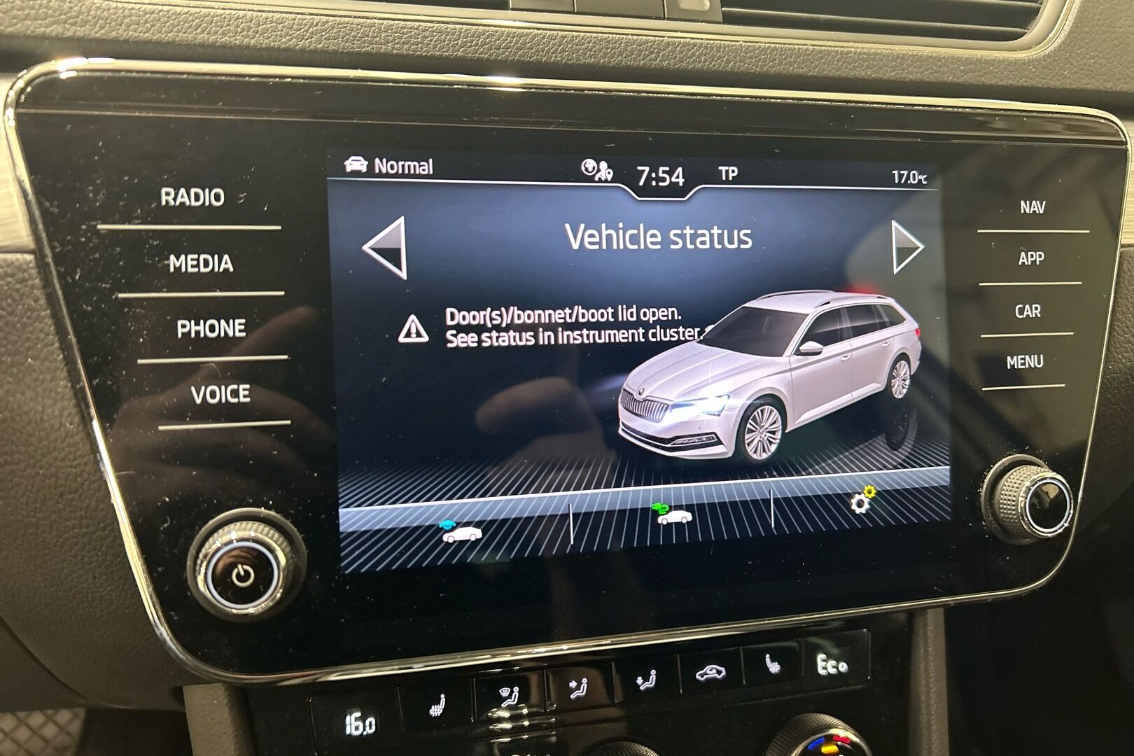 Skoda Superb iso kuva 15
