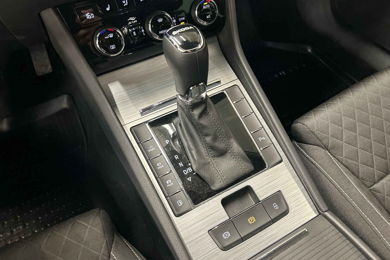 Skoda Superb iso kuva 18
