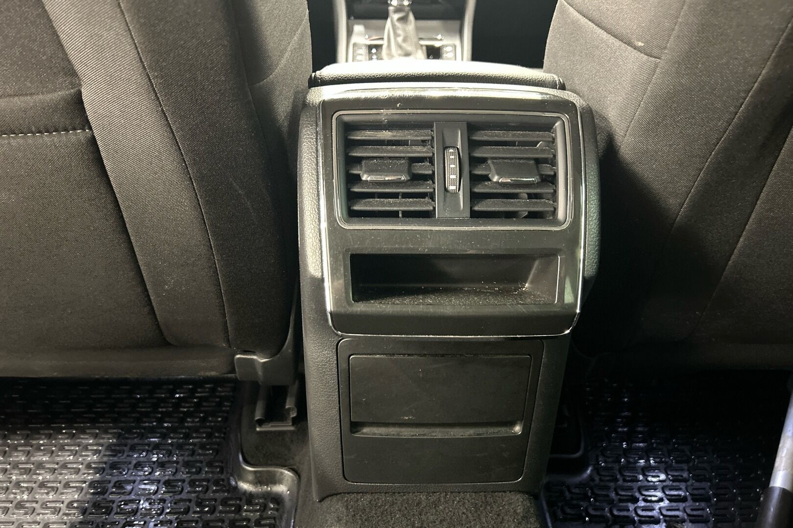 Skoda Superb iso kuva 19