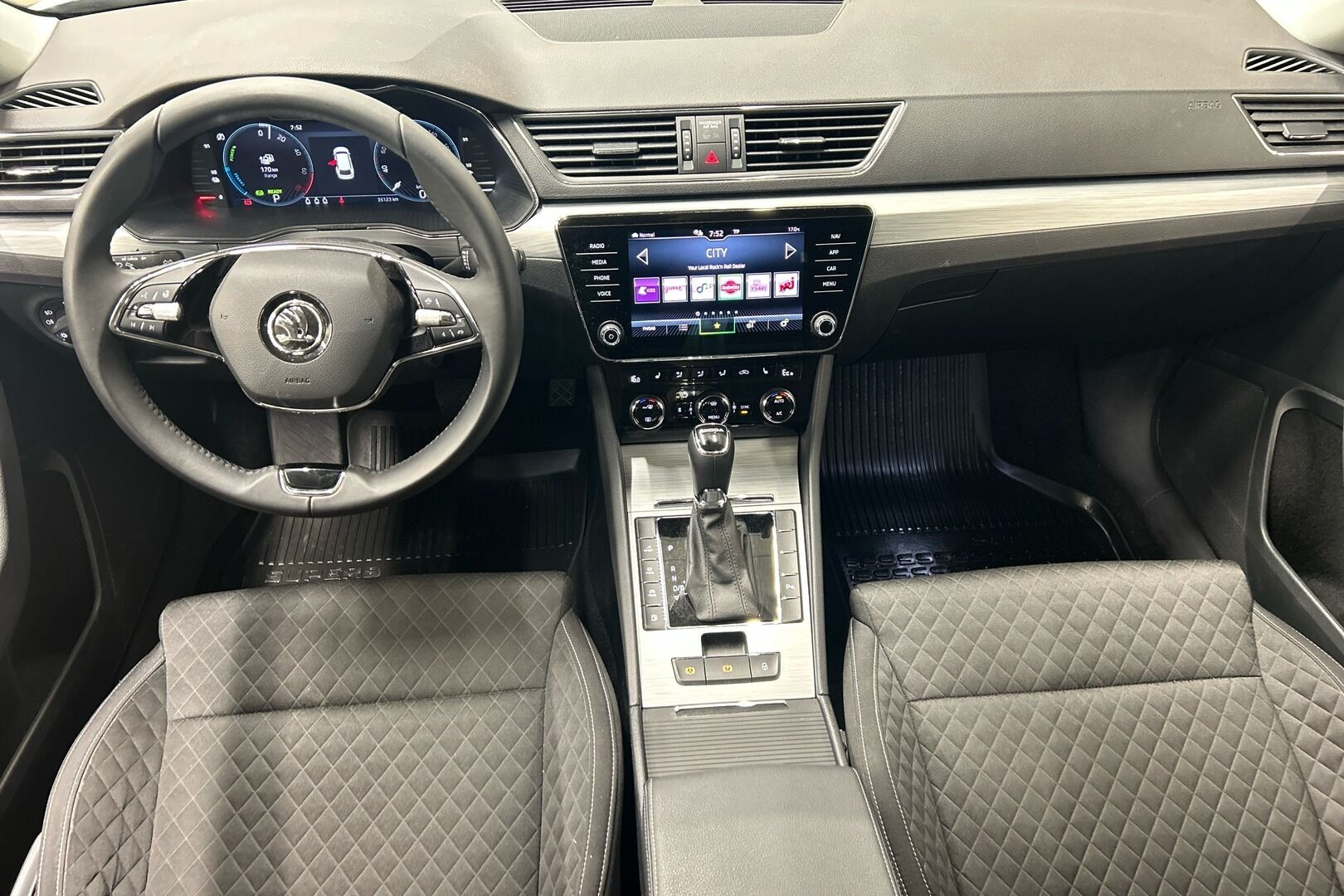 Skoda Superb iso kuva 6