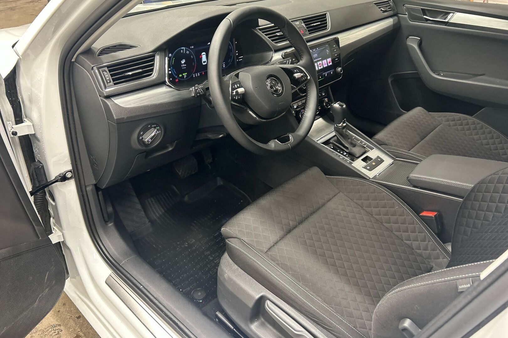 Skoda Superb iso kuva 7