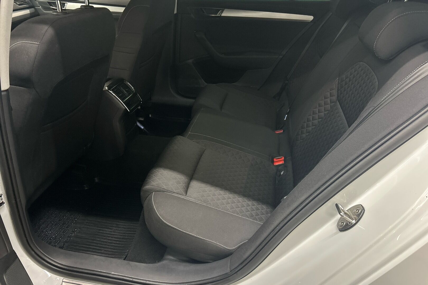 Skoda Superb iso kuva 8