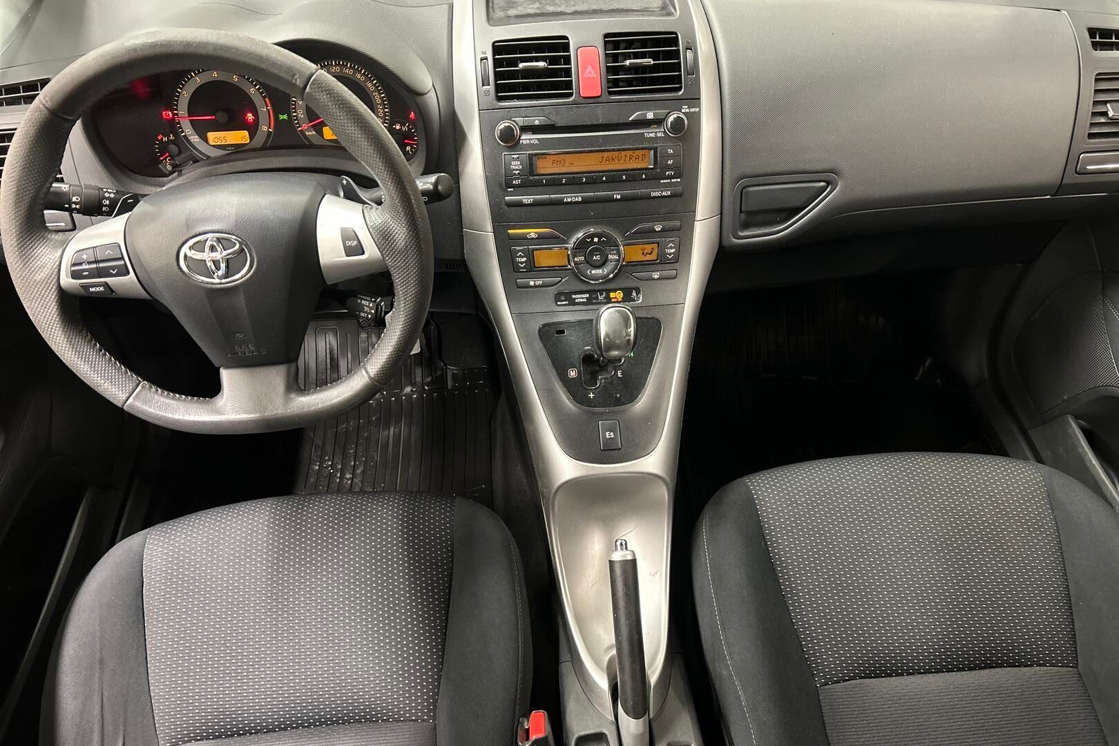 Toyota Auris iso kuva 11