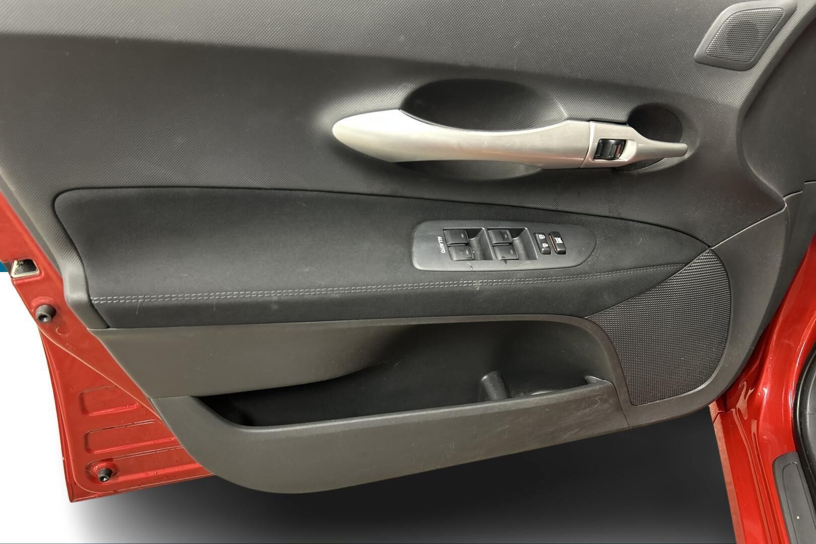 Toyota Auris iso kuva 14