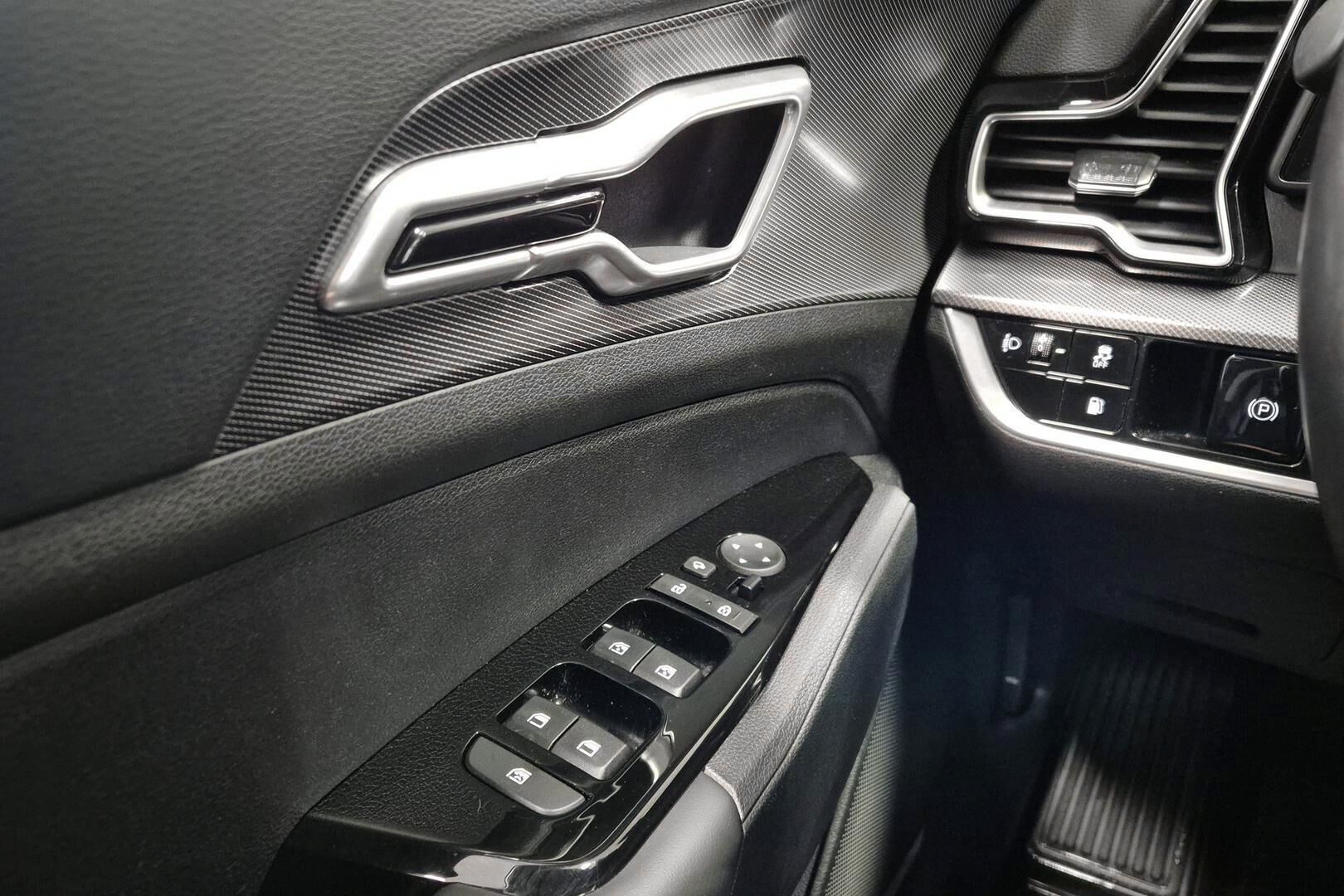 Kia Sportage iso kuva 19