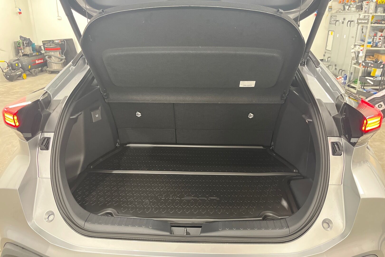 Toyota C-HR iso kuva 10