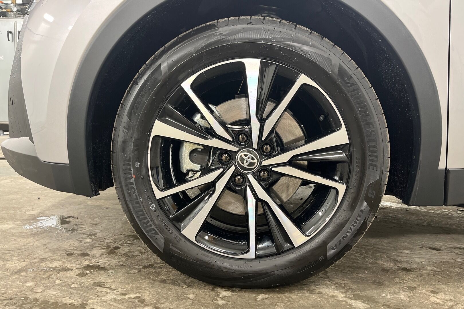Toyota C-HR iso kuva 11