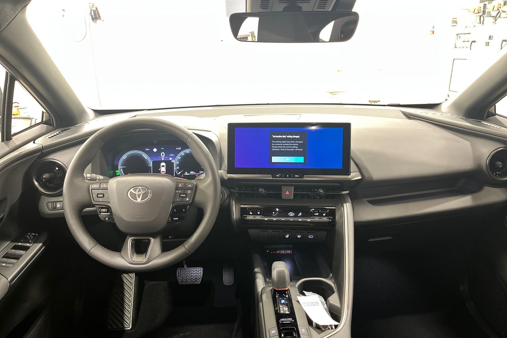 Toyota C-HR iso kuva 8
