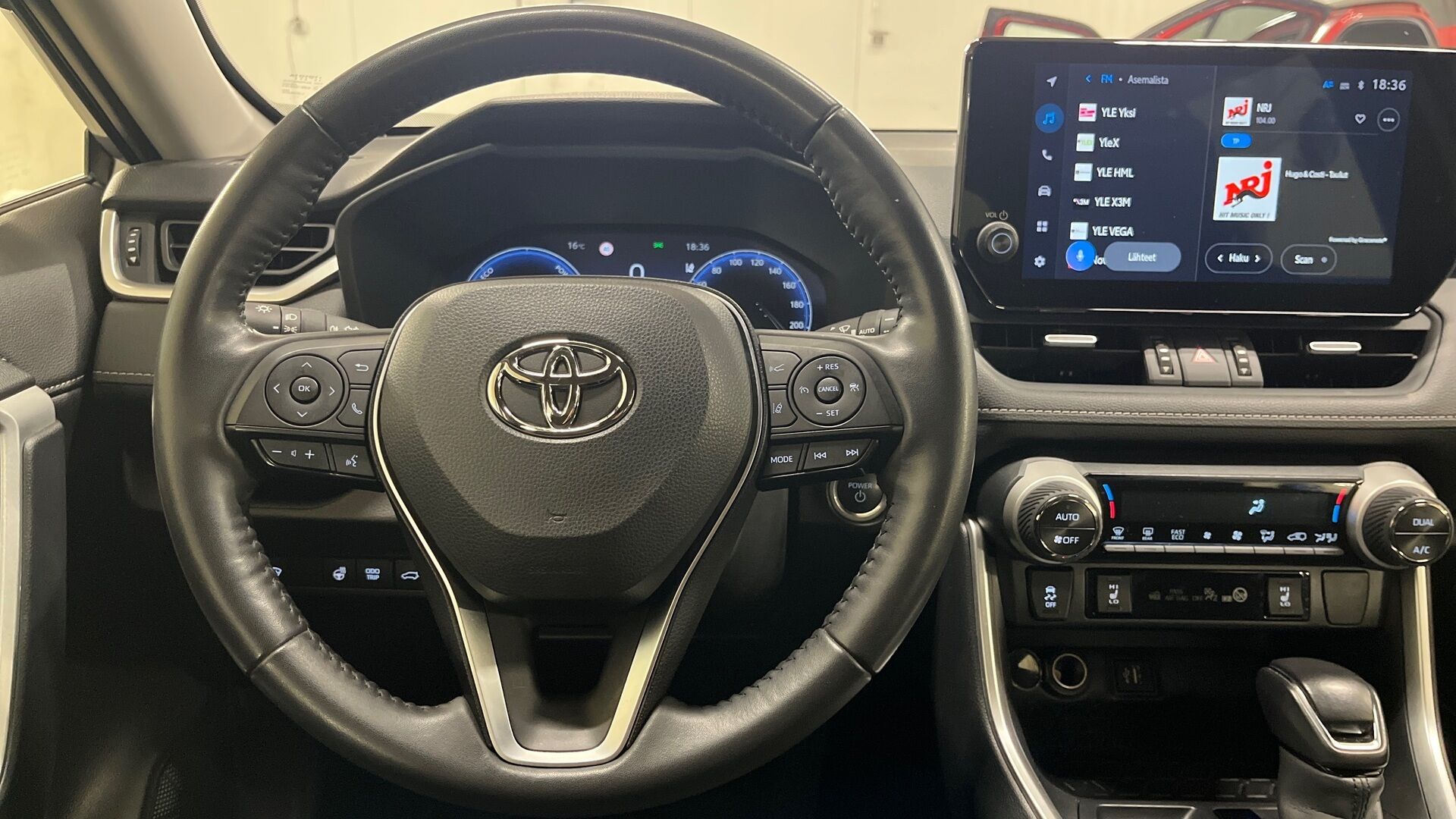 Toyota RAV4 iso kuva 10