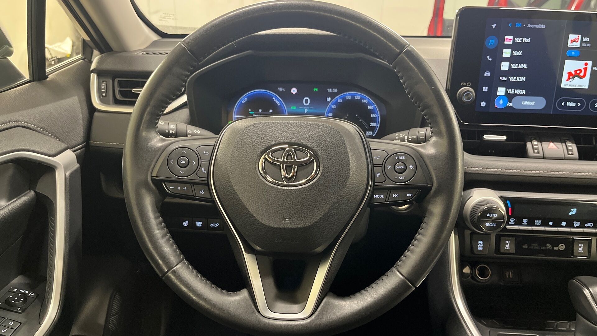 Toyota RAV4 iso kuva 11