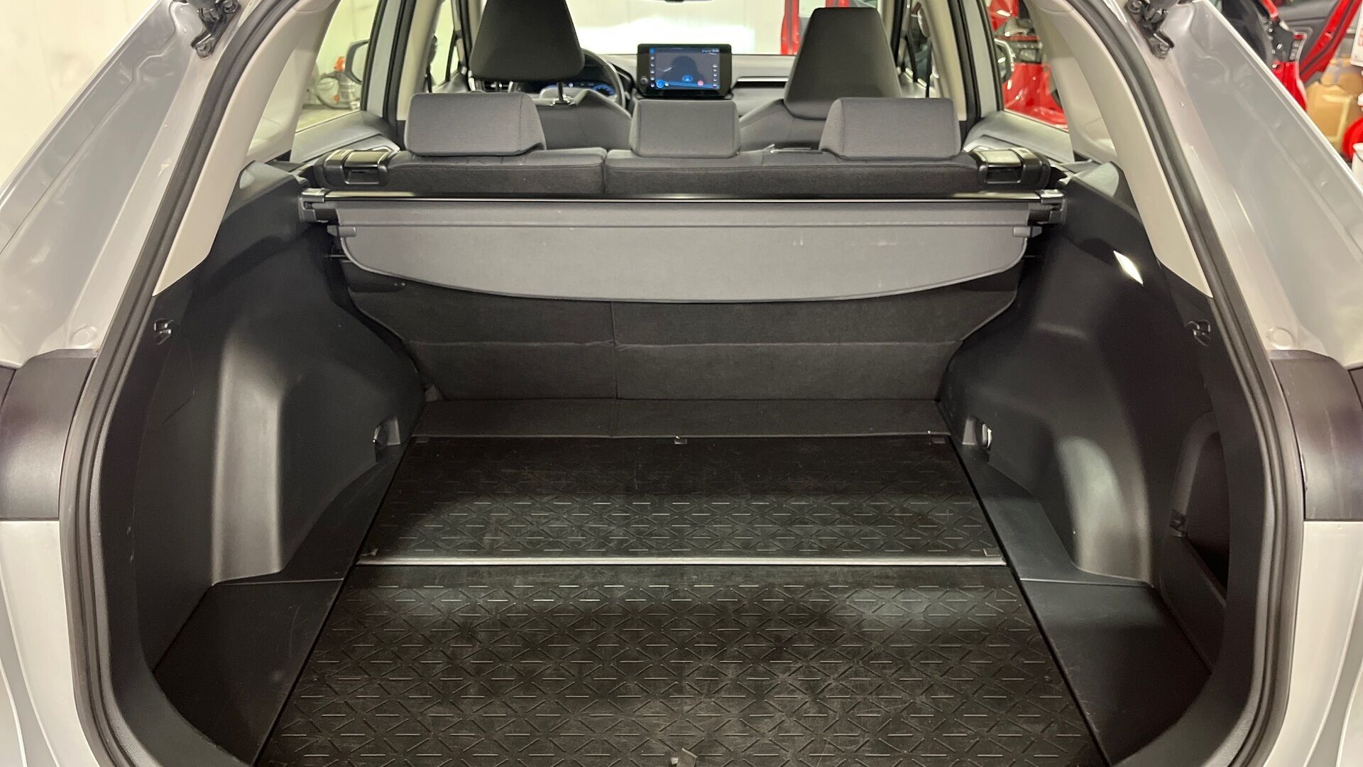 Toyota RAV4 iso kuva 14