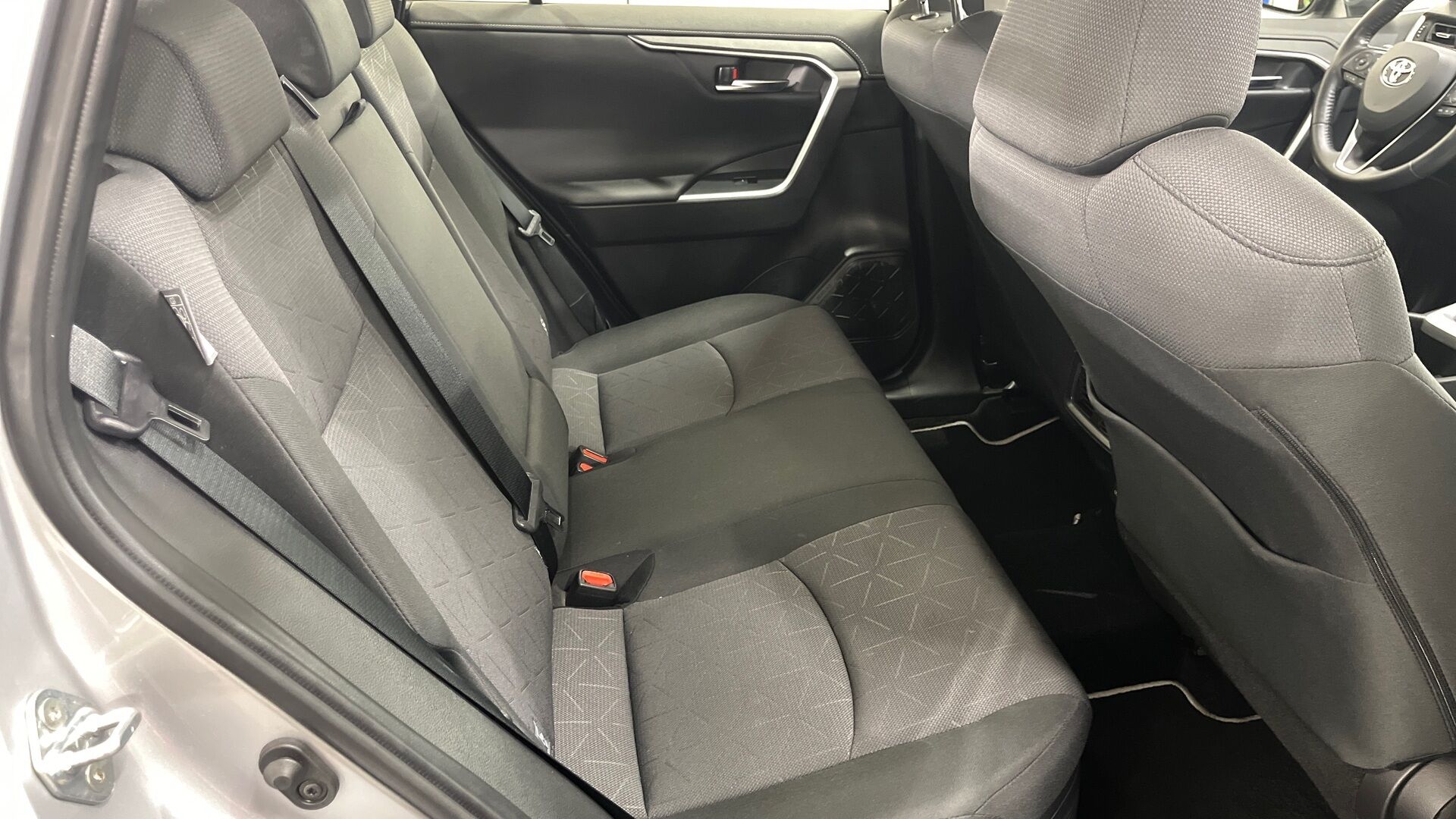 Toyota RAV4 iso kuva 15