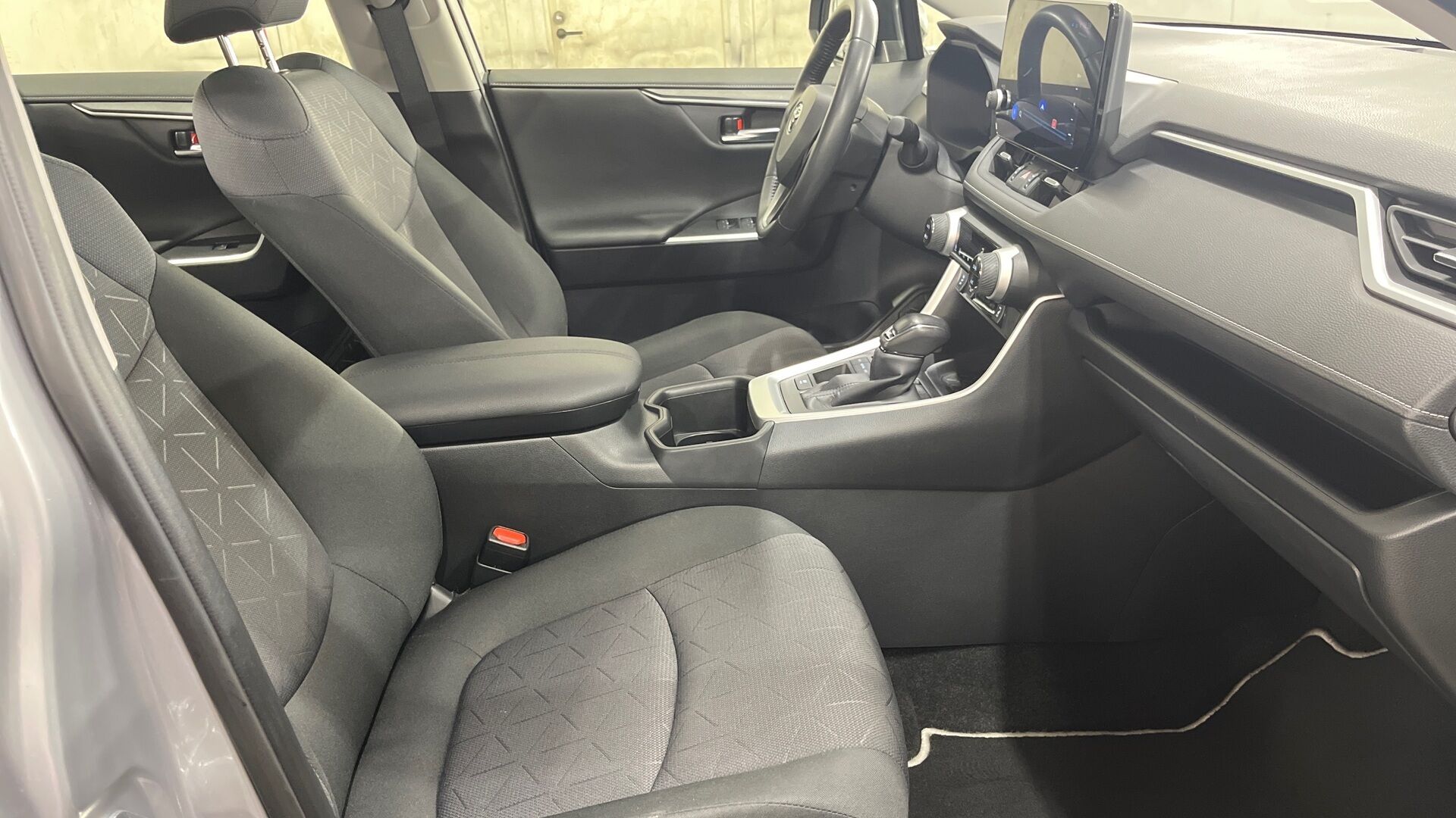 Toyota RAV4 iso kuva 16