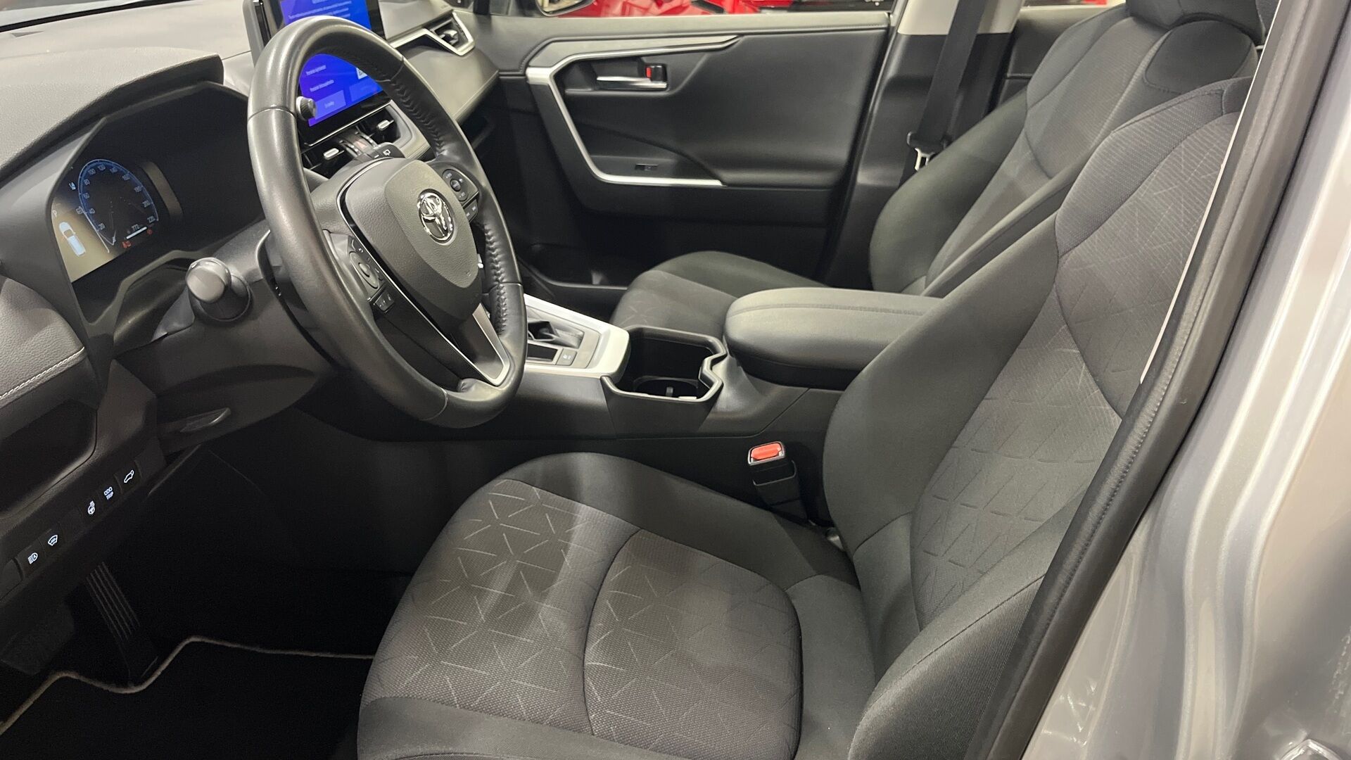Toyota RAV4 iso kuva 7