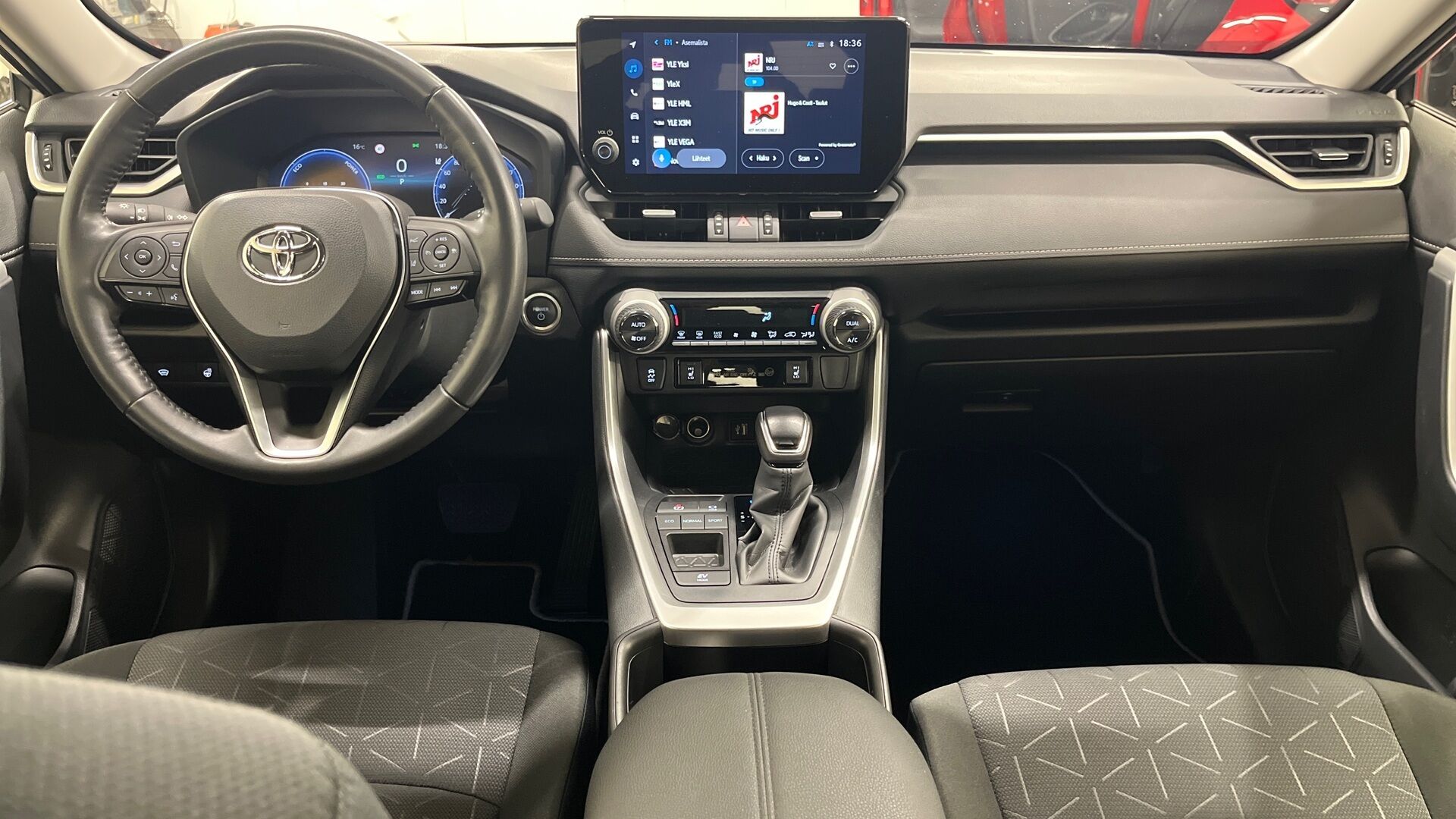Toyota RAV4 iso kuva 9