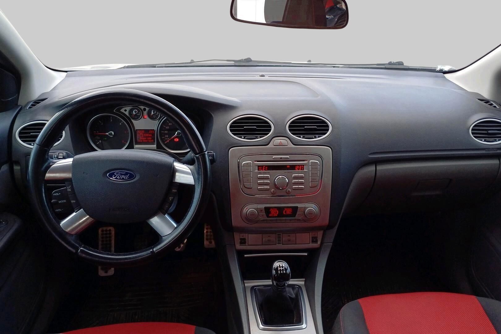 Ford Focus iso kuva 1