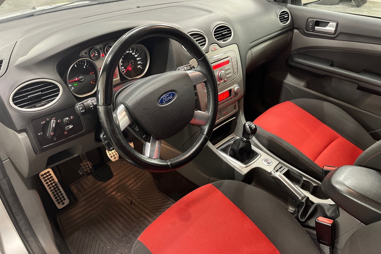 Ford Focus iso kuva 6