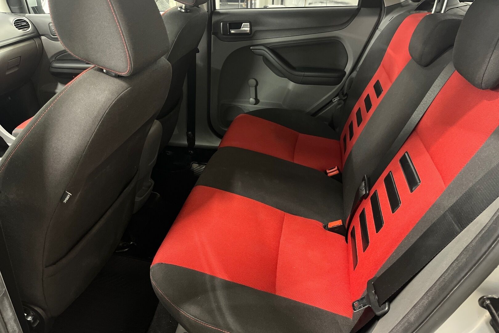 Ford Focus iso kuva 8