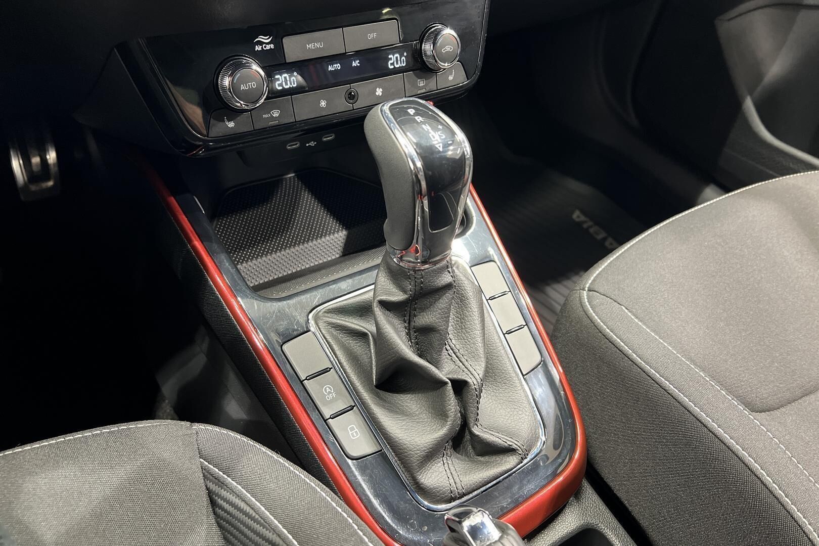 Skoda Fabia iso kuva 24