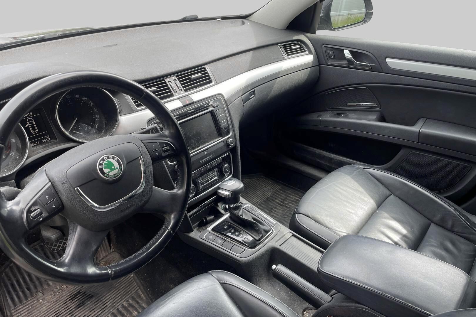 Skoda Superb iso kuva 1
