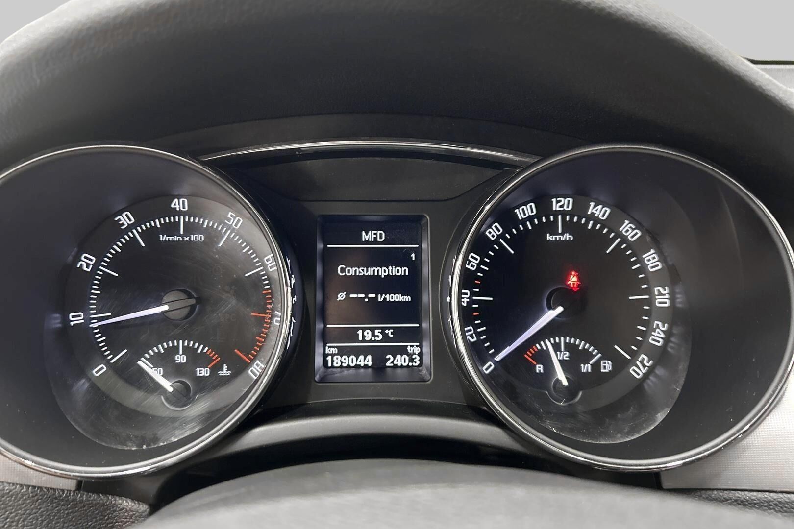 Skoda Superb iso kuva 13