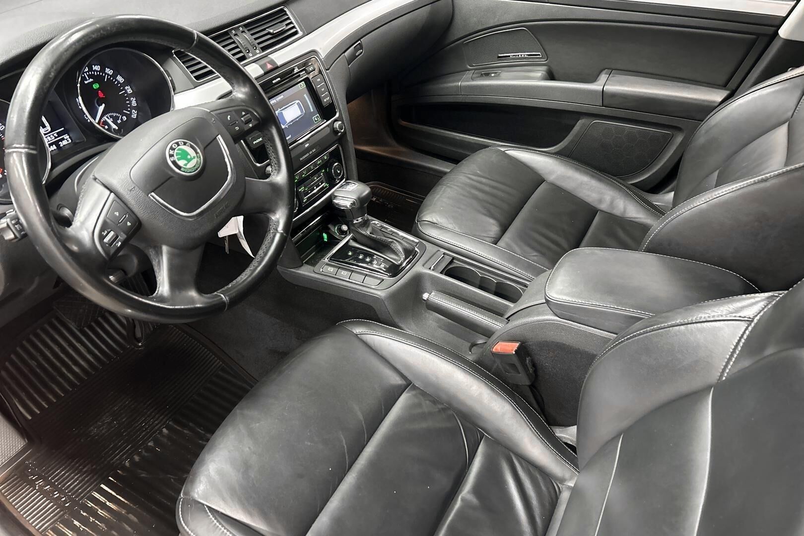 Skoda Superb iso kuva 8