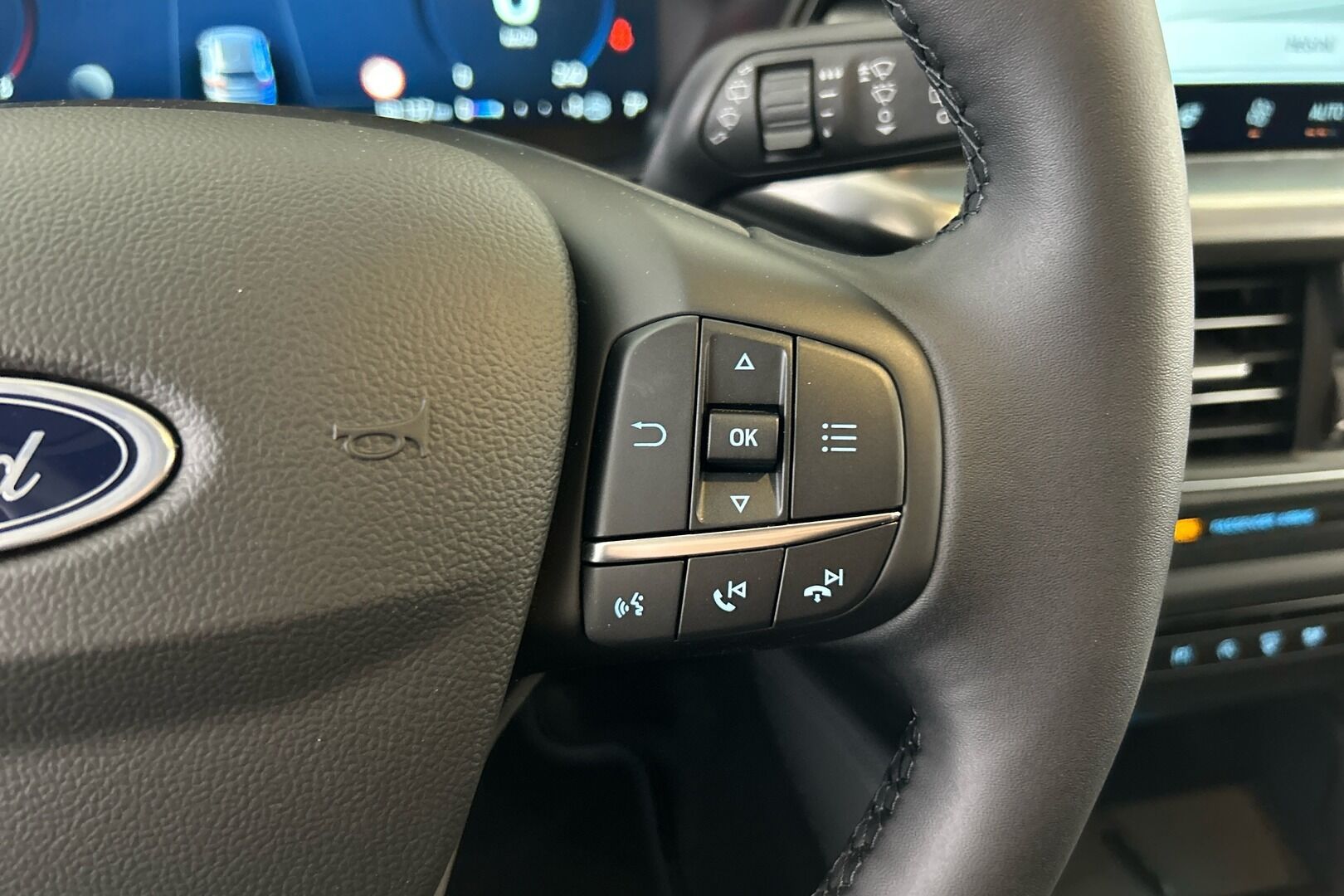 Ford Focus iso kuva 6