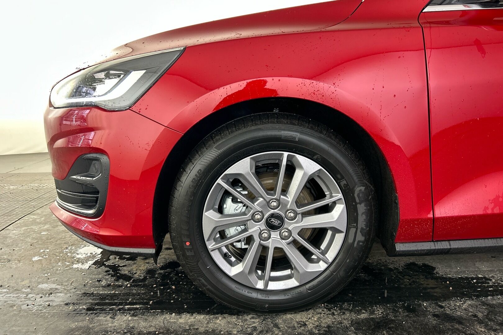 Ford Focus iso kuva 12