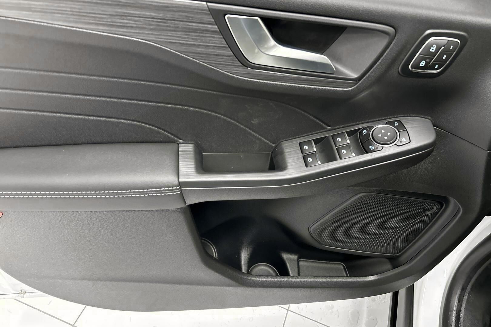 Ford Kuga iso kuva 22